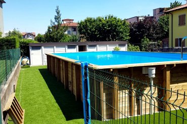 Piscina in legno rettangolare JARDIN CARRÉ 12x6, perfetta per chi desidera un’area bagno spaziosa e raffinata in giardino. Struttura solida in legno trattato per esterno, ampio specchio d’acqua e installazione ideale per famiglie e momenti di relax all’aria aperta. La scelta ideale per chi cerca una piscina resistente, dal look naturale e adatta anche a contesti residenziali moderni.