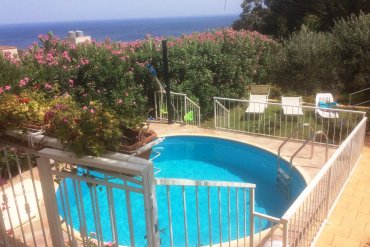 Piscina interrata in lamiera d’acciaio con rivestimento e bordo piastrellato. Atmosfera esclusiva con vista mare per un’esperienza di relax outdoor.