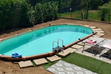 Piscina fuori terra in acciaio Abak Osmose 760 cm, perfetta per valorizzare ogni giardino. Robusta, facile da installare e dal design effetto legno, ideale per tutta la famiglia.