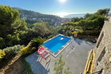 Piscina indipendente rettangolare in legno da 5x3 metri, ideale per chi desidera un’oasi privata in giardino o in terrazza. Struttura autoportante di alta qualità, dal design moderno ed elegante, con rivestimento interno azzurro.