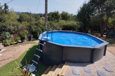Piscina ovale fuori terra in lamiera d’acciaio con finitura rattan grigio, struttura rinforzata con contrafforti e scaletta. Design moderno, installazione semplice e manutenzione ridotta: perfetta per il relax in famiglia nel tuo spazio outdoor.