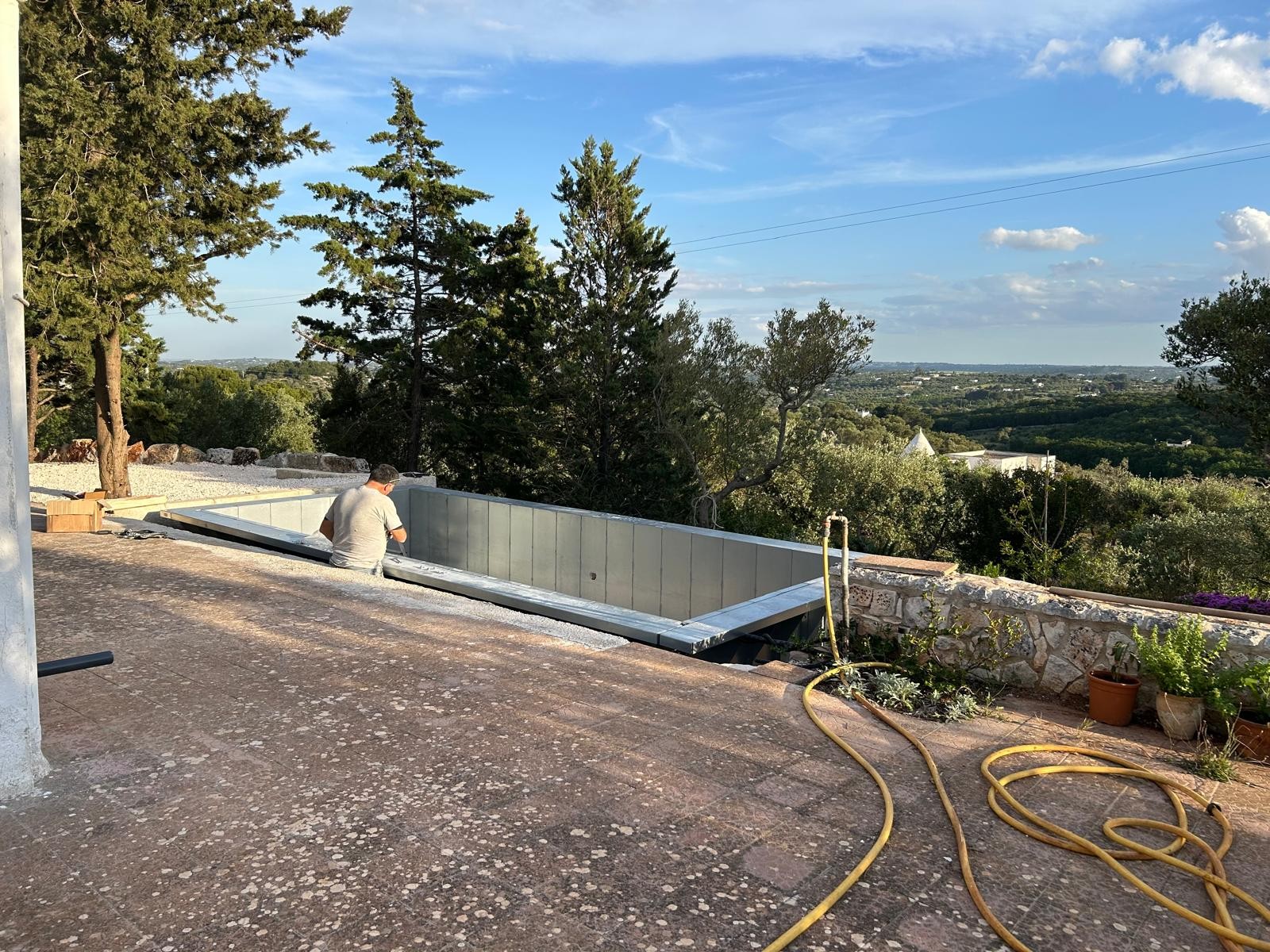 Lavori di montaggio piscina fuori terra ASTREA su terrazza panoramica, dettagli costruttivi