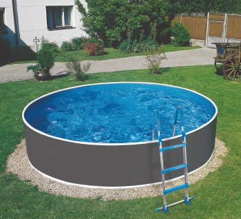 Piscina fuori terra in giardino con pavimentazione e area relax, esempio di installazione familiare estiva - 360 grigia