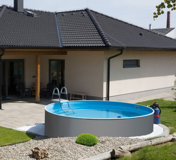 Piscina fuori terra rotonda installata su base livellata, acqua limpida e accesso con scala di sicurezza - 460 grigia