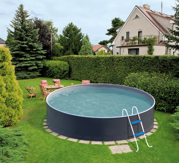 Piscina fuori terra con bordo integrato vicino a decking in legno, esempio estetico per giardino moderno - 460 grigia