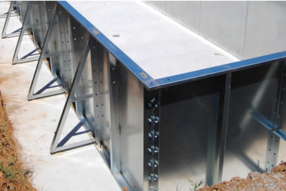 Esempio di montaggio tra i pannelli del pannello filtrante preassemblato del kit piscina interrata economica in pannelli d'acciaio con montaggio rapido FAST POOL 5x3 h. 135 cm