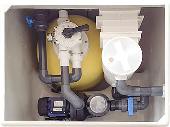 Foto dell'interno del locale tecnico del pannello filtrante completamente preassemblato del kit piscina interrata economica in pannelli d'acciaio con montaggio rapido FAST POOL 5x3 h. 135 cm