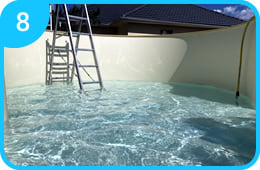 Piscina interrata economica in acciaio a otto Skyblue - Fase del montaggio 6: riempimento.