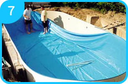 Piscina interrata economica in acciaio Ovale Skyblue - Fase del montaggio 6: posa del liner