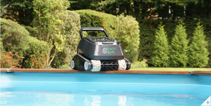 Robot piscina 8streme 7320 Black Pearl sul bordo piscina