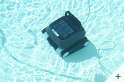 Robot 8streme 7320 Black Pearl si muove sul fondo piscina