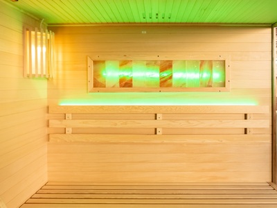 Sauna finlandese Enea - interni con panche e pannelli di sale - immagine 1