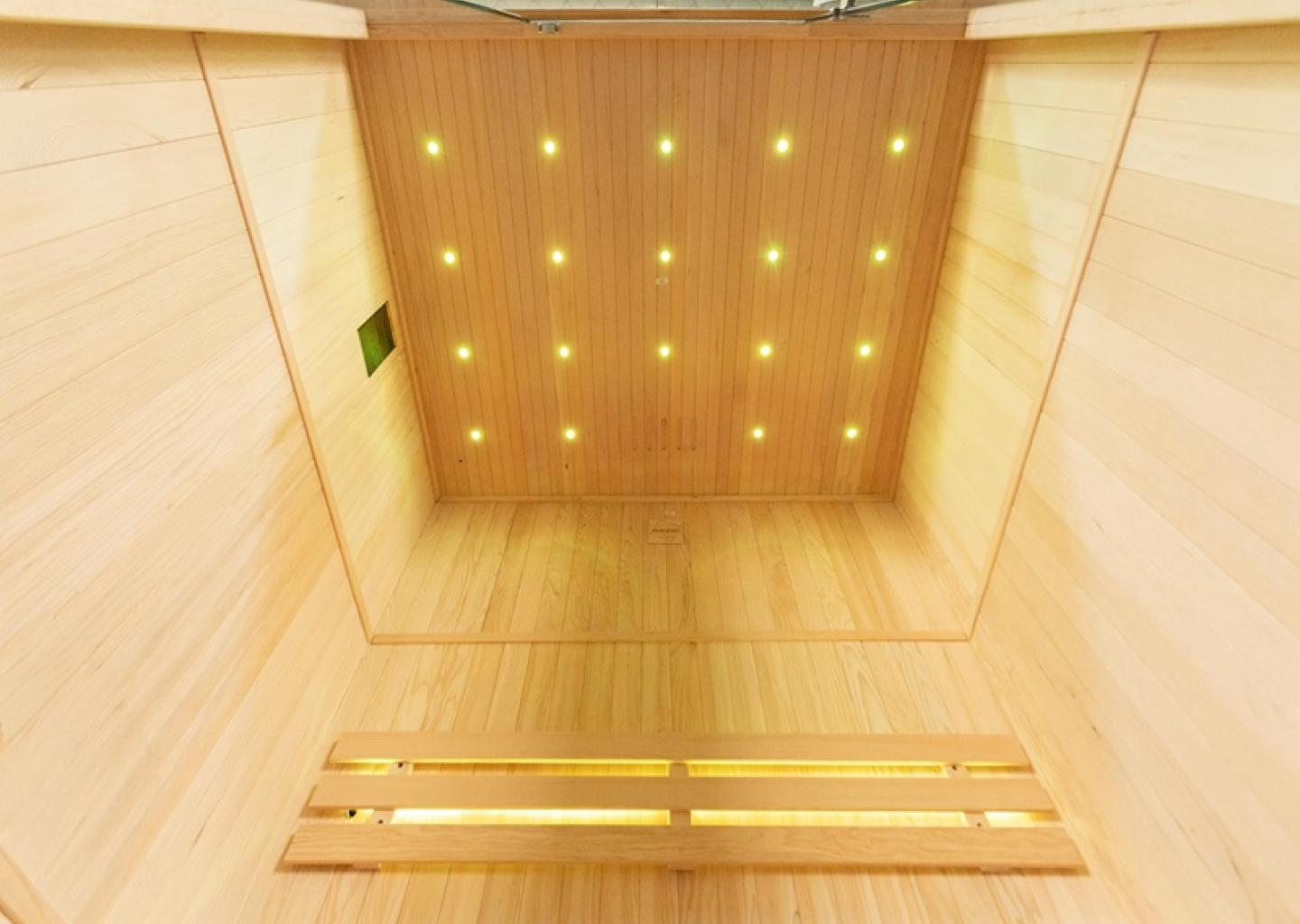 Vista interna sauna Lubi con panca e illuminazione