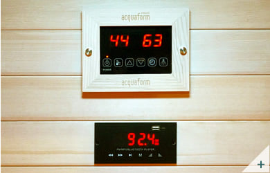 Sauna infrarossi Eva 120 - Foto degli interni: pannello di controllo e Radio FM 