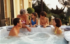 Vasca idromassaggio: una serata in famiglia