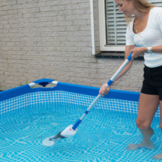 Pulitore manuale per la piscina 