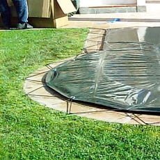 Copertura invernale con occhielli e cavo elastico per piscina a forma libera - 400 g/mq